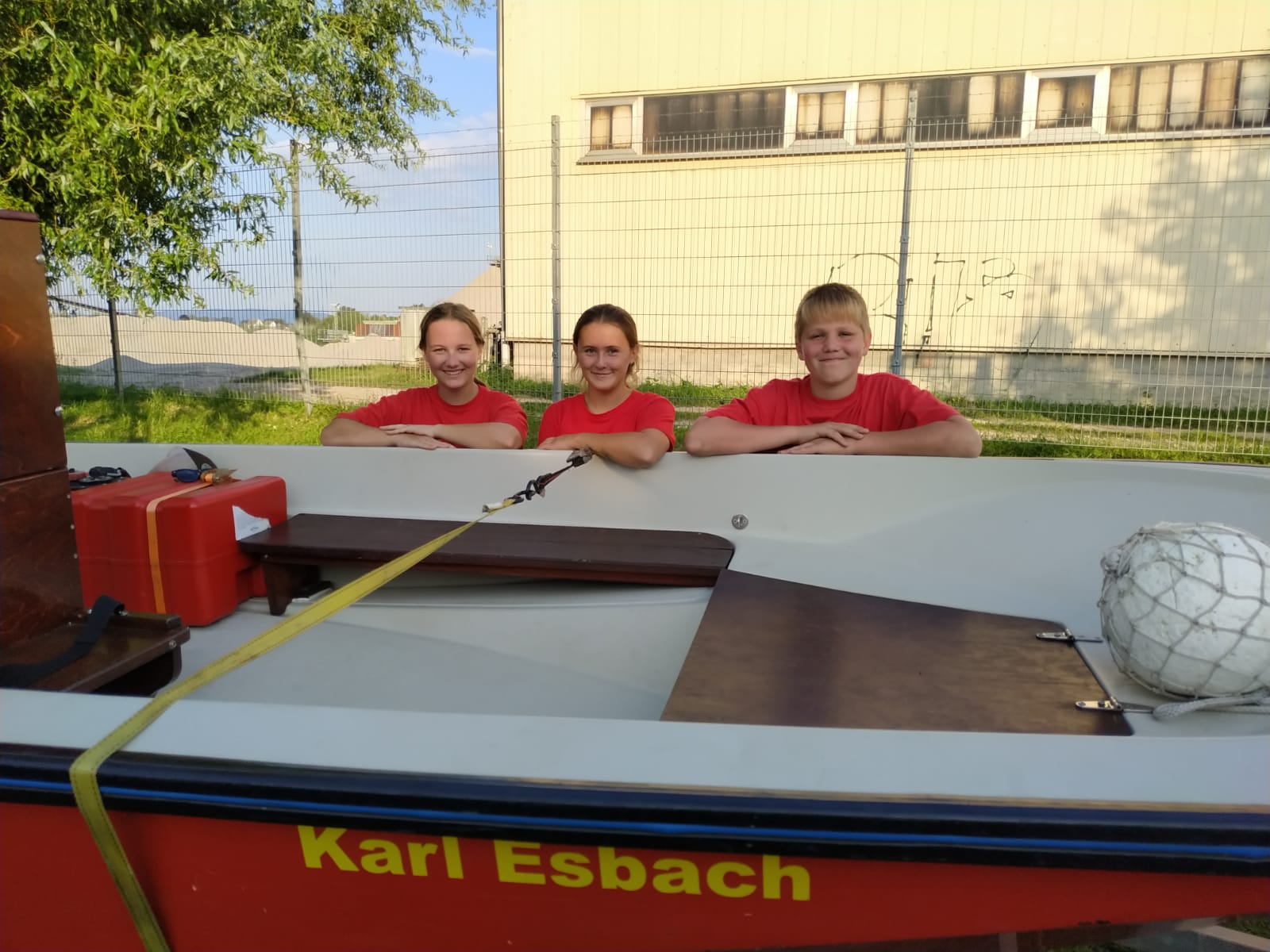 Jugendliche am Rettungsboot Karl Esbach