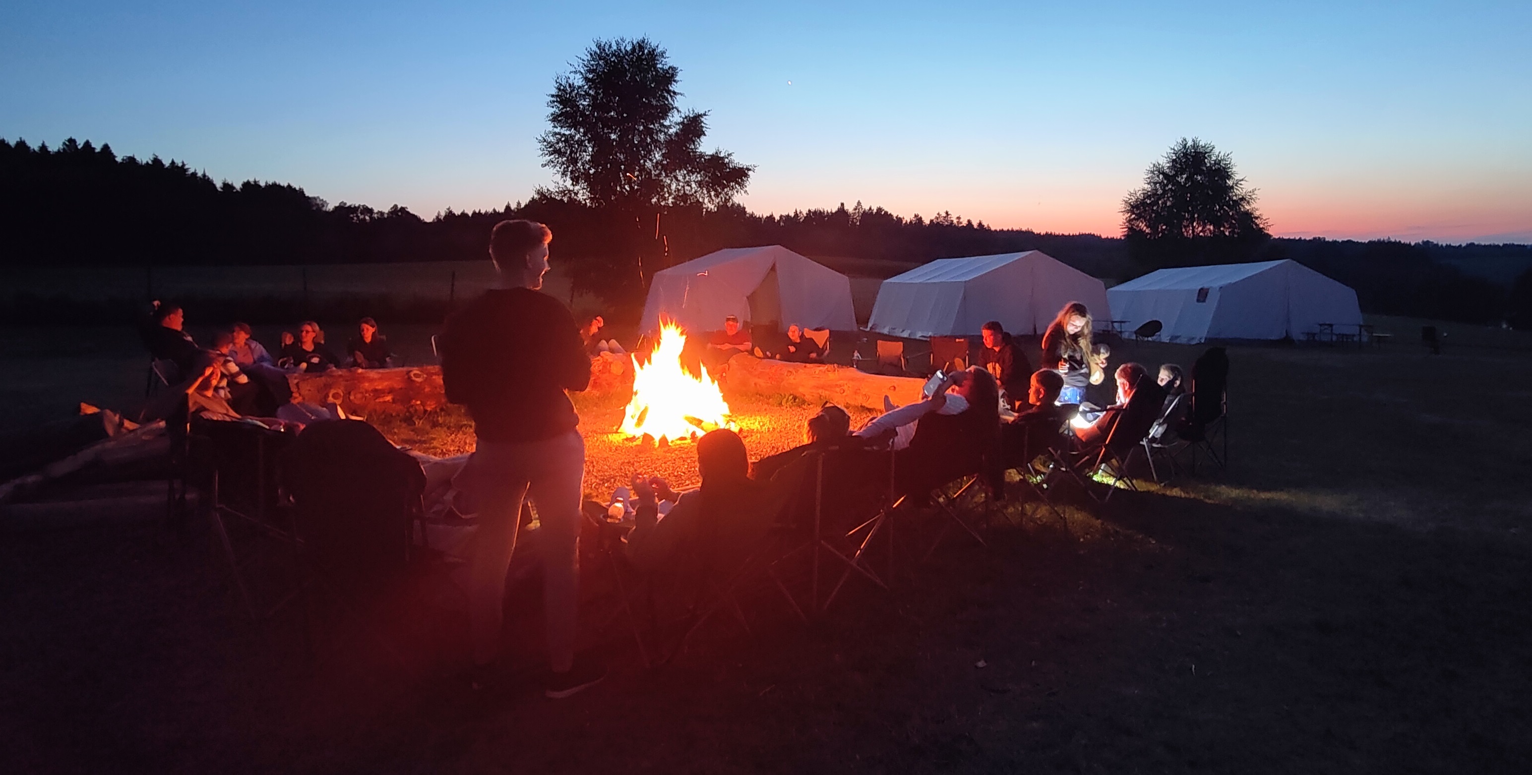 Lagerfeuer und Sonnenuntergang